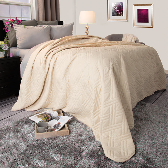 Lavish Home 66-40-T-I 65 x 86 in. Solid Color Bed Quilt, Ivory - T